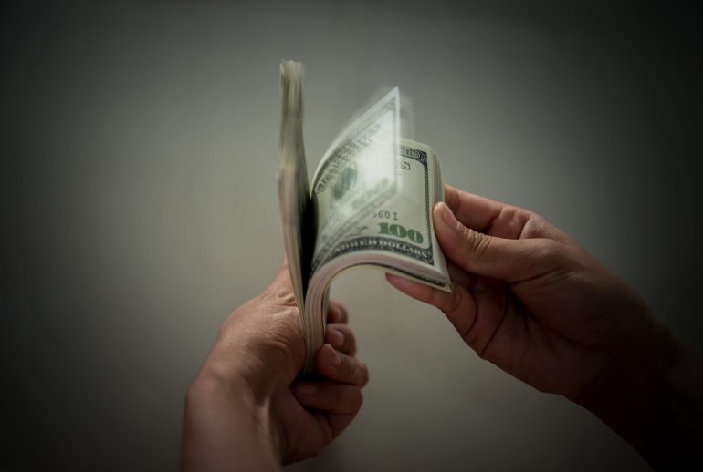 billie-dollar-hand-min